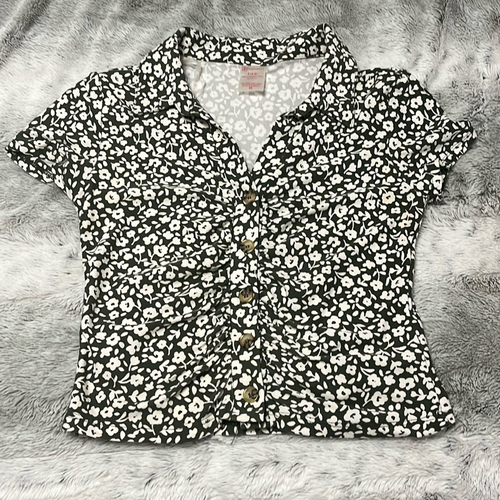 Green and white floral No Boundaries baby tee with collar size S